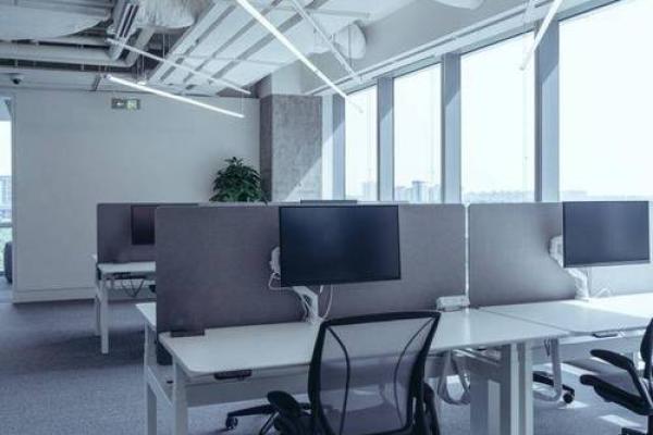 提升工作运势：如何避免办公室座位背后有窗